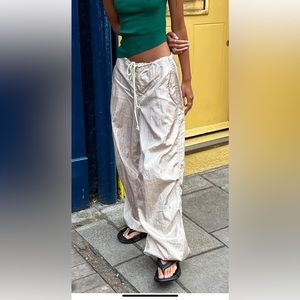 Parachute pants in almond